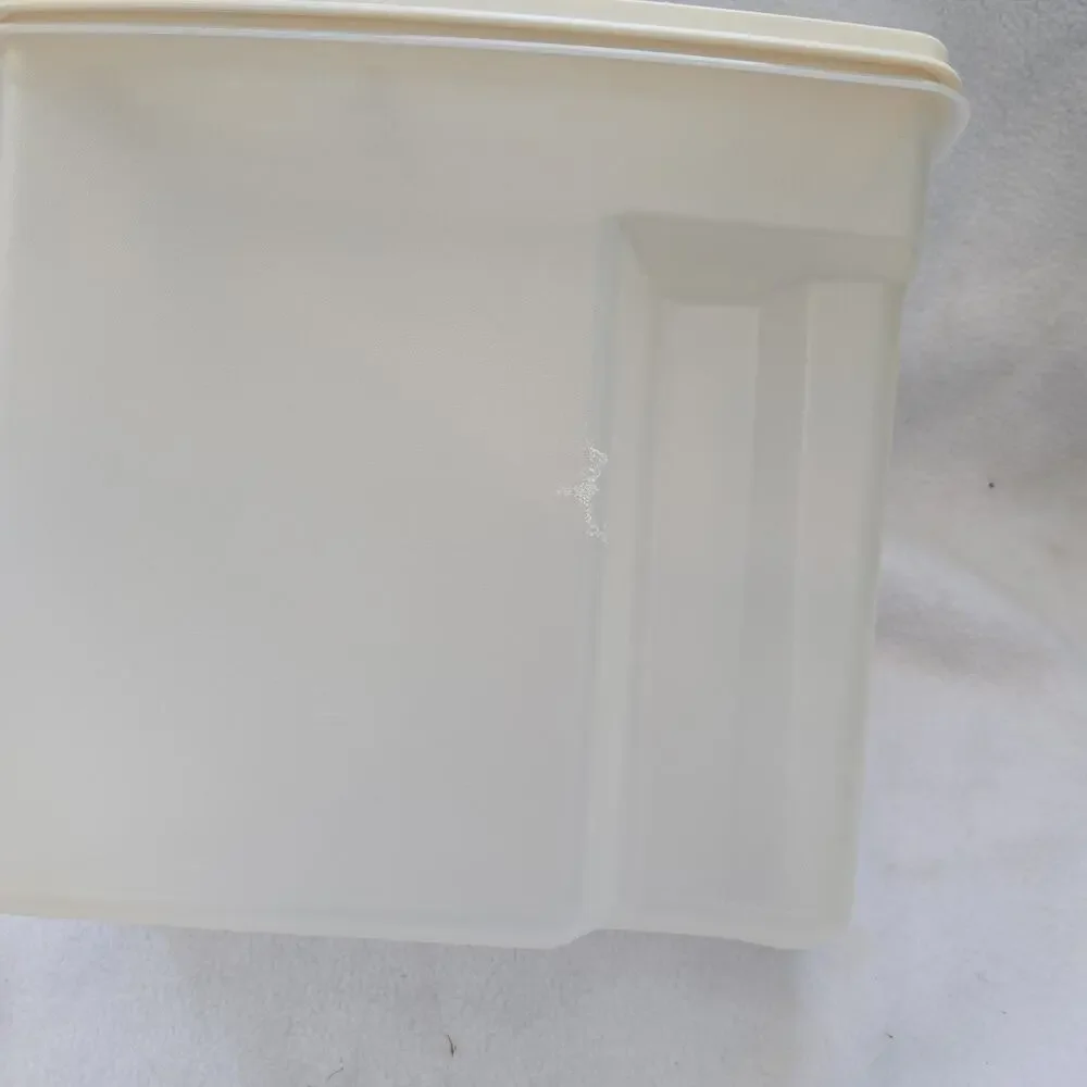 Vintage RUBBERMAID 13 cups #3 Dry Cereal Storage 0091 - Sheer W/Almond Lid